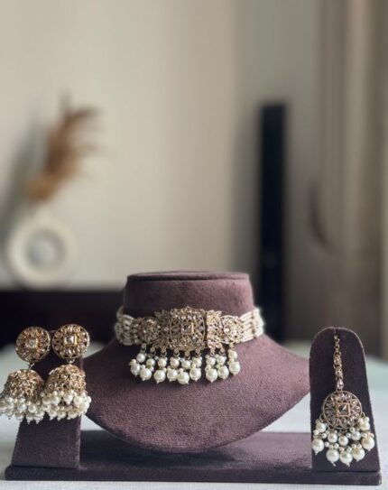 Zei Choker Set With Golden Stone